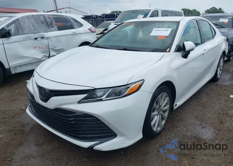 2020 Toyota Camry Le z USA, uszkodzony, nr VIN 4T1C11AK5LU345596